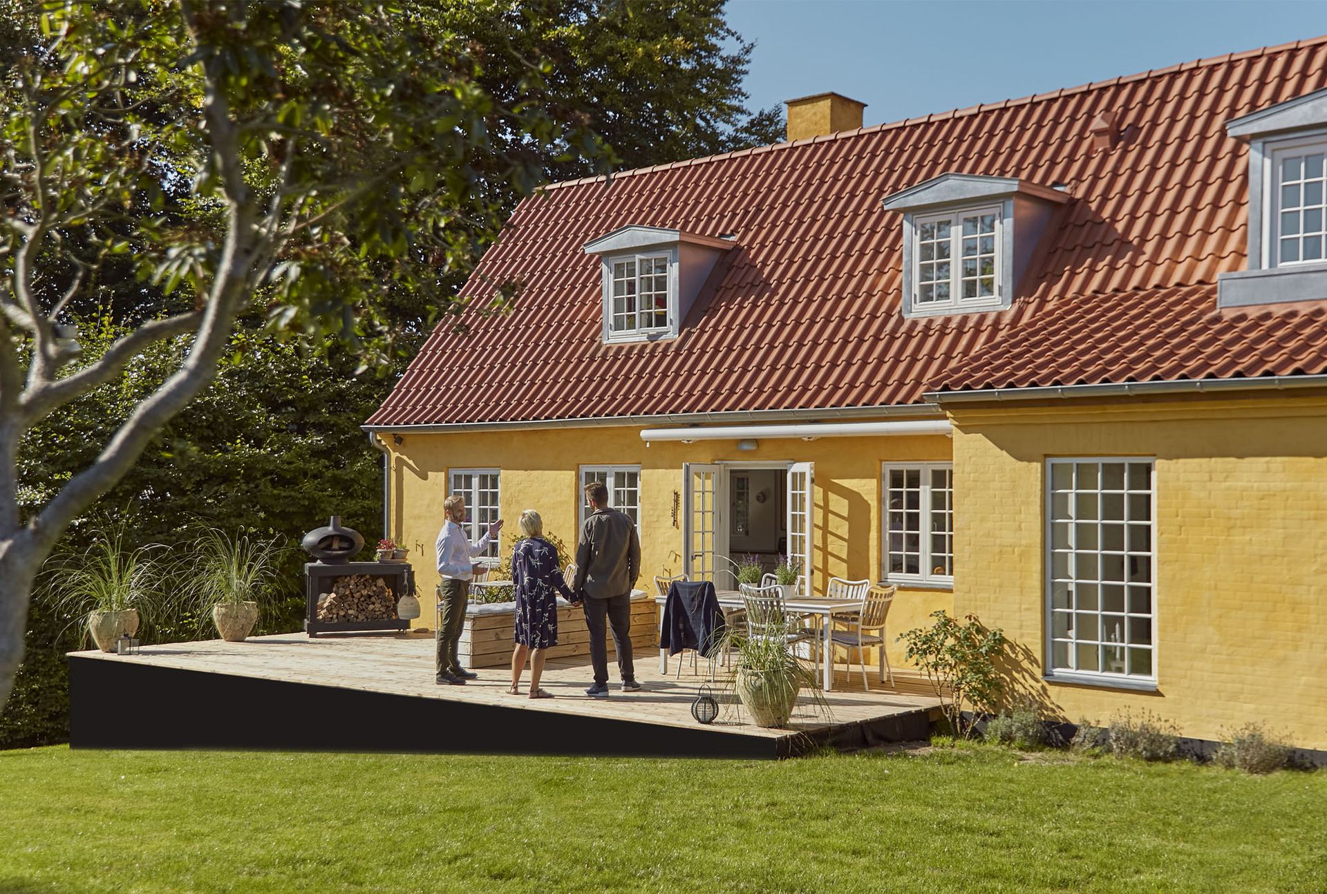 Familie foran deres nye bolig